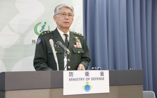 2月21日下午2點，日本陸上自衛(wèi)隊參謀長君塚榮治在防衛(wèi)省會見記者