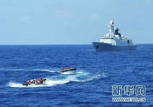 3月28日，十余名臨檢拿捕隊(duì)員從玉林艦出發(fā)，乘小艇駛向模擬可疑商船的艦只。