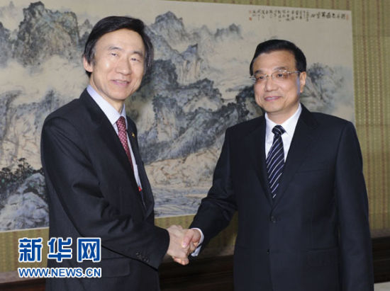 　 4月24日，中國國務(wù)院總理李克強在北京中南海紫光閣會見來訪的韓國外交部長官尹炳世。新華社記者謝環(huán)馳攝