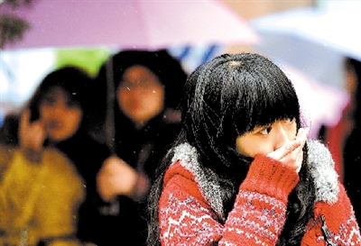 大學(xué)路附近，一位美女冷得縮起脖子。 晚報(bào)記者 馬健 圖