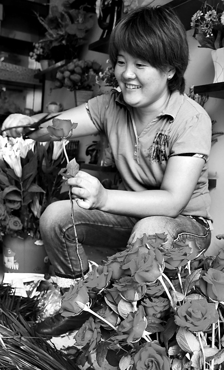 8月21日，內(nèi)黃縣一家鮮花店的工作人員正在包裝鮮花。