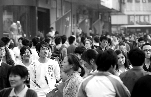 8天長假中，逛街購物的人數(shù)激增，鄭州市德化步行街上“人潮洶涌” 河南商報記者 王春勝/攝