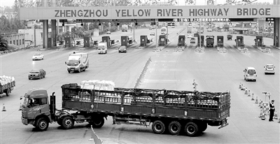 一輛6軸大貨車被路政人員勸阻后，掉頭返回