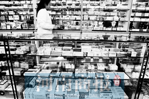 　鄭州不少藥店，也會(huì)把價(jià)格低的藥品放下層，價(jià)格高的放在醒目位置