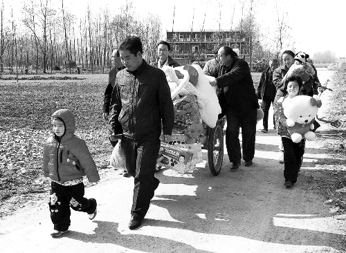 姐（左一）弟（右一護(hù)士懷中男嬰）返鄉(xiāng)，愛心捐贈(zèng)滿滿一架子車。