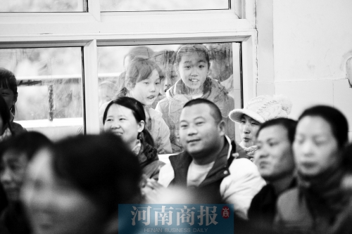家長課堂上，孩子們趴在窗戶上圍觀