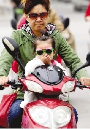 昨天清晨，文化宮路。 鄭州晚報記者 張翼飛 圖