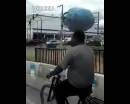 開掛民族騎車頭頂煤氣罐，原地?？?腳不離車 飄逸