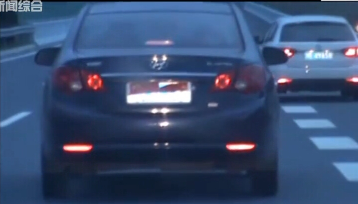 國(guó)旗擋車(chē)牌 聲稱“熱愛(ài)祖國(guó)”