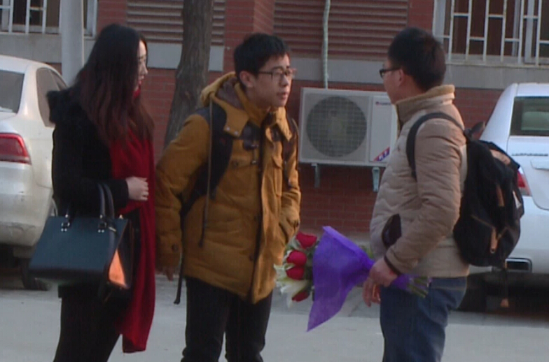 美女請(qǐng)你假裝其男友拒絕追求者，你會(huì)怎么辦？