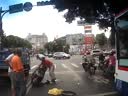 好恐怖的車禍！騎車先到人才到