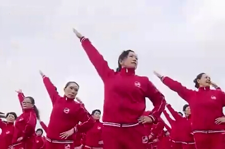 5萬(wàn)“大媽”齊跳廣場(chǎng)舞 刷新吉尼斯
