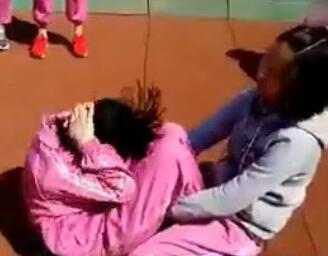 仰臥起坐險(xiǎn)癱瘓 正確姿勢(shì)咋做？