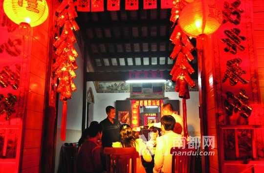 　　?？谌税殉Φ哪暌癸埛Q為“吃圍爐”。