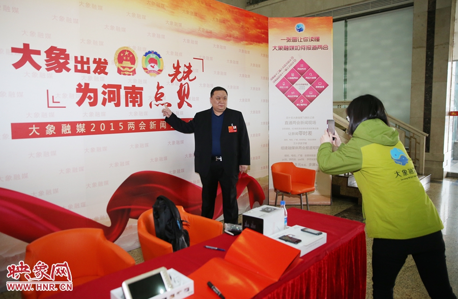 幫代表在大象融媒新聞會(huì)客廳留影拍照。