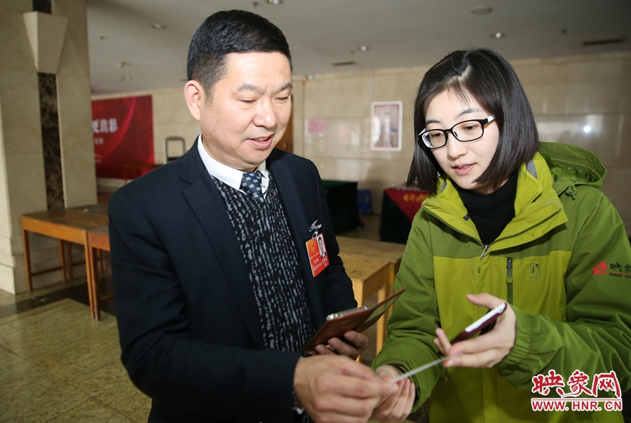 幫代表使用大象融媒映象網(wǎng)微信打印機(jī)現(xiàn)場打印照片。