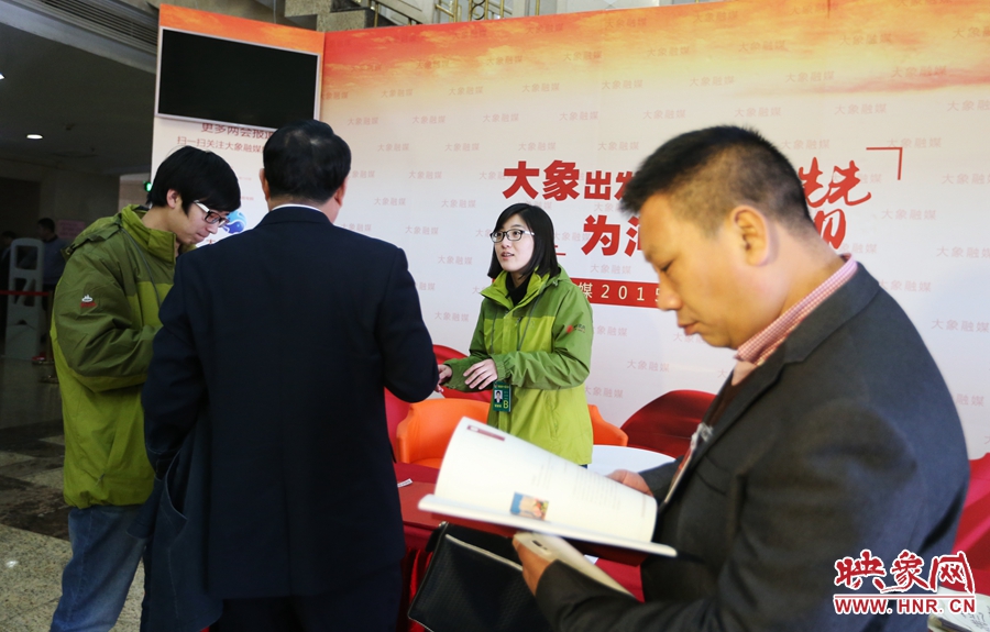 向代表、委員講解大象融媒旗下出品的新聞產(chǎn)品。