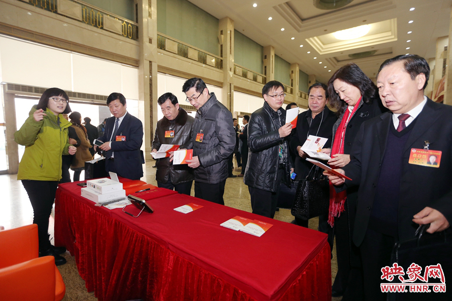 向代表、委員講解大象融媒旗下出品的新聞產(chǎn)品。