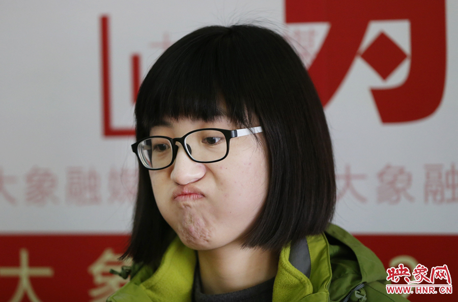 偶爾來個(gè)這樣的表情，算是放松緊張的心情吧！