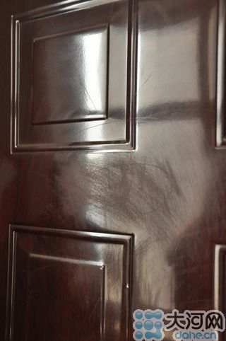 　雖然王先生用砂紙打磨過(guò)，但是“奠字”仍依稀可見(jiàn)