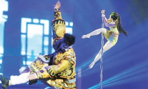 “鋼管舞娘”周文將鋼管舞和民族文化融合在一起，創(chuàng)意了一段《霸王別姬》的鋼管舞表演