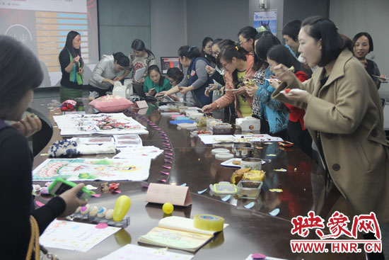 比賽現(xiàn)場熱鬧非凡，各位女神競相展示自己的作品