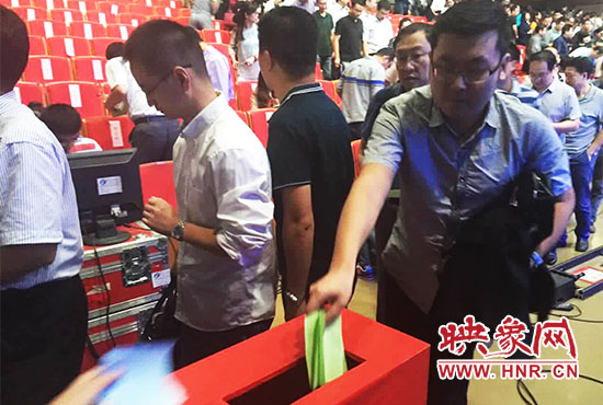 專家、評委、全局干部職工代表現(xiàn)場投票。