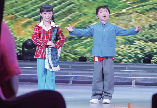 孩子們的表演有模有樣，讓人忍俊不禁