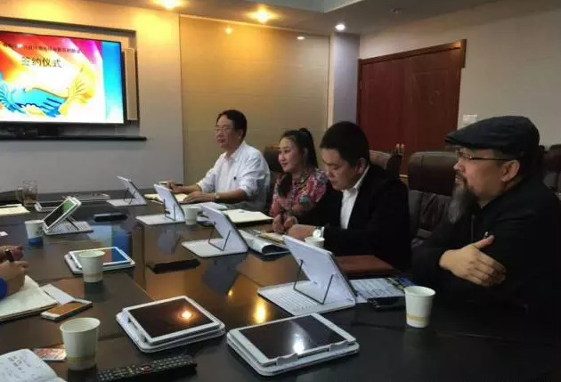 從右至左依次為趙財(cái)神，雅購供銷CEO許濤，農(nóng)團(tuán)聯(lián)盟創(chuàng)始人王婷。