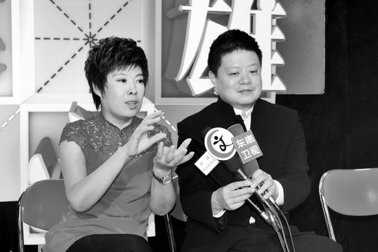 《漢字英雄》主持人馬東（右）、嘉賓于丹在向媒體推介節(jié)目