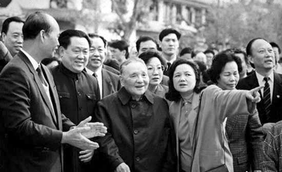 1992年，鄧小平南巡 圖片來自中國共產(chǎn)黨新聞網(wǎng)