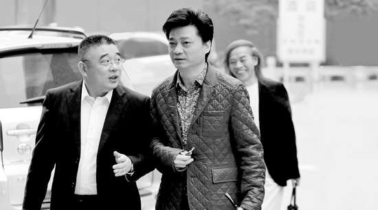 錢文忠（左）、小崔、蔡志忠（后）三位大咖步入錄制現(xiàn)場