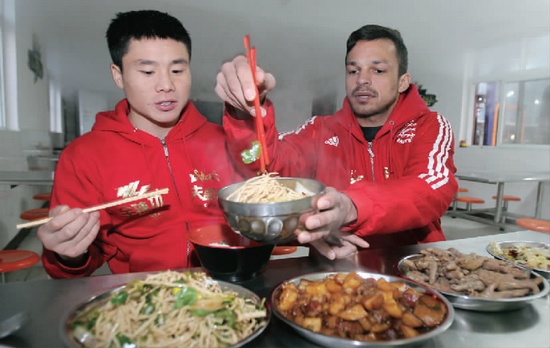 　約瑟夫一再表示食堂大師傅飯菜做得很好，他的筷子已經(jīng)用得很熟練了
