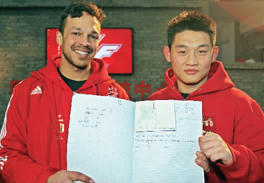 　　約瑟夫手繪了每個(gè)選手的肖像，認(rèn)認(rèn)真真地用字母拼寫出選手的中文名字附注?！翱矗@個(gè)是鄭召玉喲”