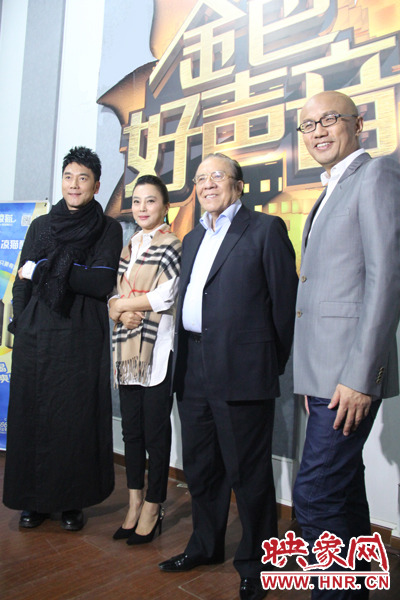 林依輪、李玲玉、楊洪基三位評委導(dǎo)師以及主持人孫國慶接受媒體采訪