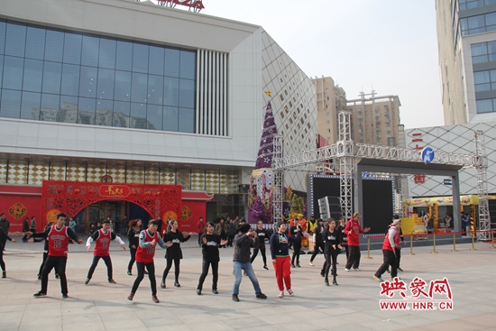 河南衛(wèi)視舉辦的“看大劇,送福利”活動(dòng) 王志/攝 河南衛(wèi)視舉辦的“看大劇,送福利”活動(dòng) 王志/攝