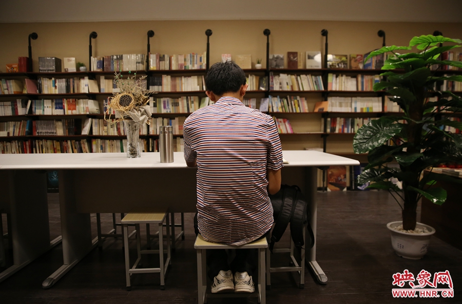 5月23日晚，鄭州一家24小時(shí)（周五、周六）書店?duì)I業(yè)。慕名而來的客人在看書。