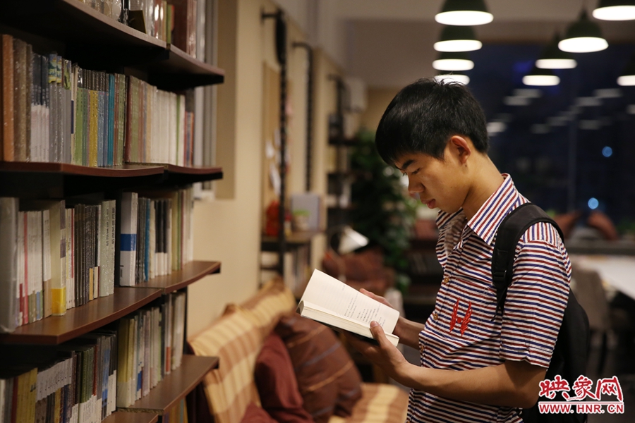 袁丙鵬，22歲，某大學(xué)大三學(xué)生：在適合的環(huán)境里看書，才能看出境界。