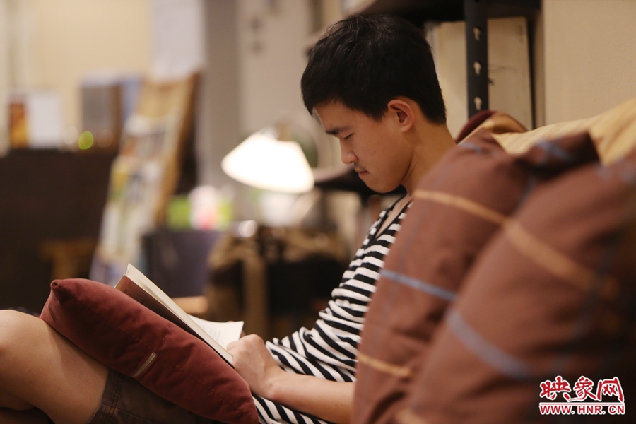 徐浩然，24歲，圖書編輯：在書店看紙質(zhì)書，意境會(huì)更深一些。