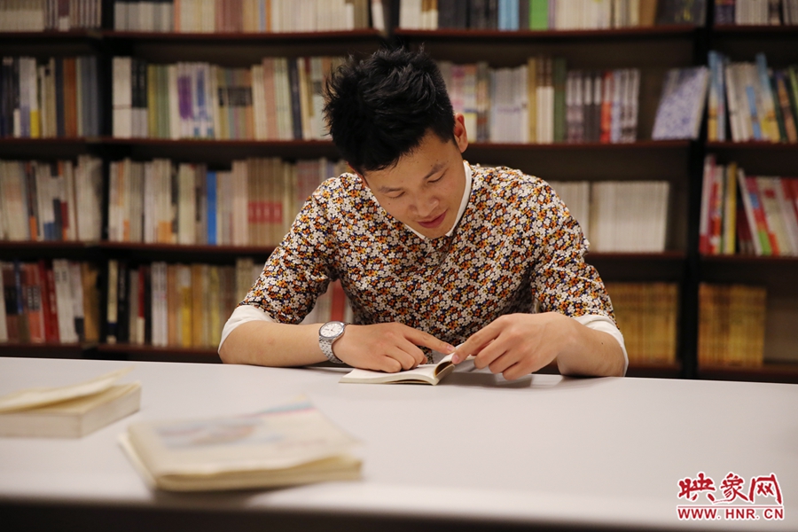 李恒，26歲，私營業(yè)主：喜歡撫摸紙質(zhì)書的感覺。