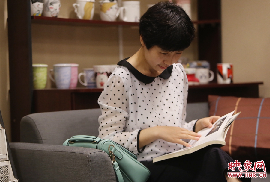 毛韶華，年齡保密，文字工作者：紙質(zhì)書是營養(yǎng)餐，電子書是快餐。