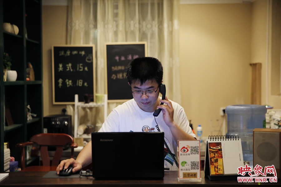店長小博，由于書店搬遷至此，經(jīng)常接詢問地址的電話。