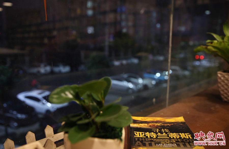 一扇窗，將喧鬧與寧靜分割。