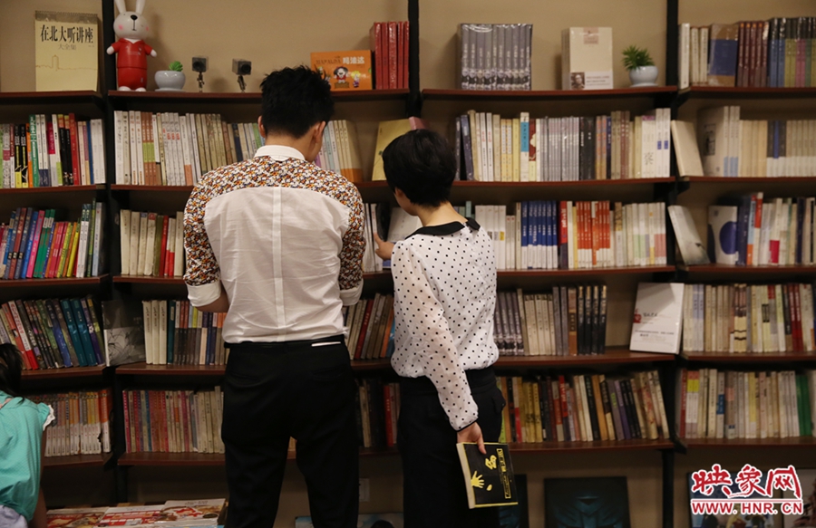 看書的人。
