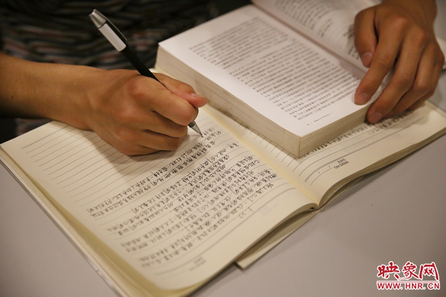 看書的人。