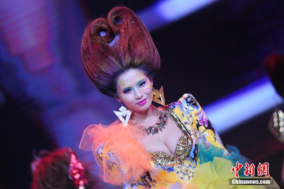 深圳首屆美發(fā)節(jié)開(kāi)幕 模特奇特發(fā)型吸睛
