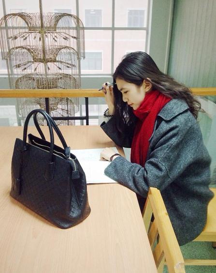 國戲?；ú排畬W霸 街拍秀修長美腿