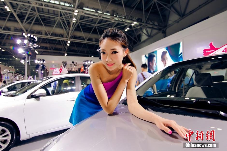 福州國(guó)際車展開幕 眾車?！盃?zhēng)奇斗艷”