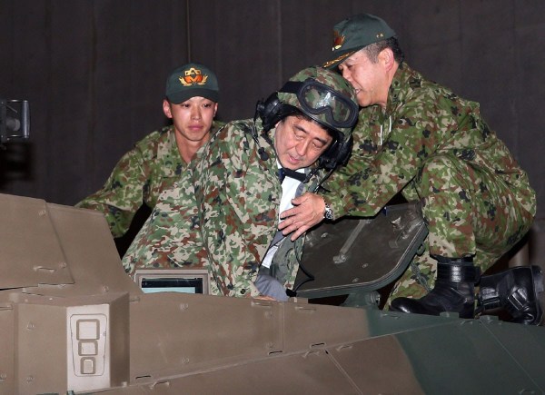 當(dāng)?shù)貢r間4月27日，日本千葉市，日本首相安倍晉三他身穿迷彩服頭戴鋼盔的登上展出中的日本陸上自衛(wèi)隊最新