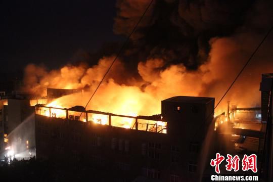 溫州一鞋廠(chǎng)發(fā)生火災(zāi) 因周邊違建12小時(shí)才撲滅